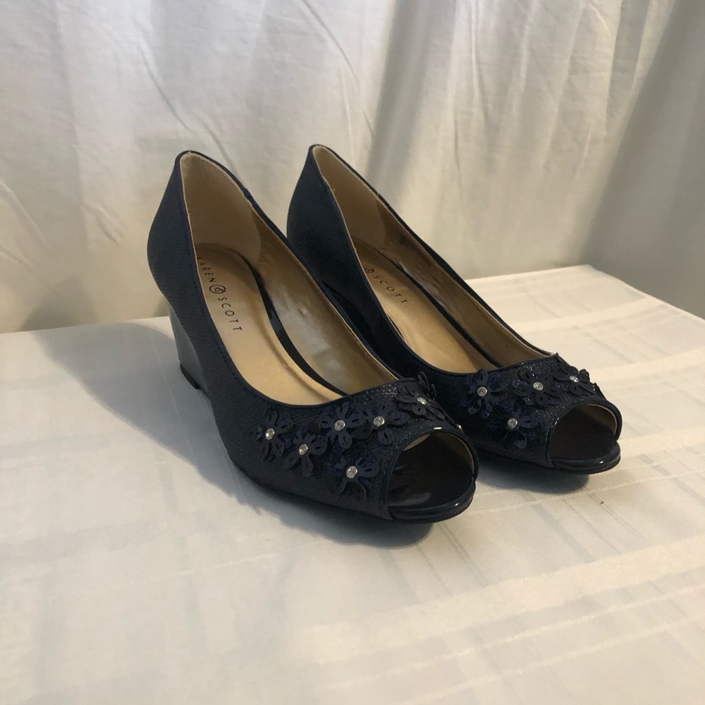 Karen Scott Coraa Peep Wedge Sandals - Picture 2 of 11